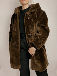 Manteau en fausse fourrure avec capuche brune foncée