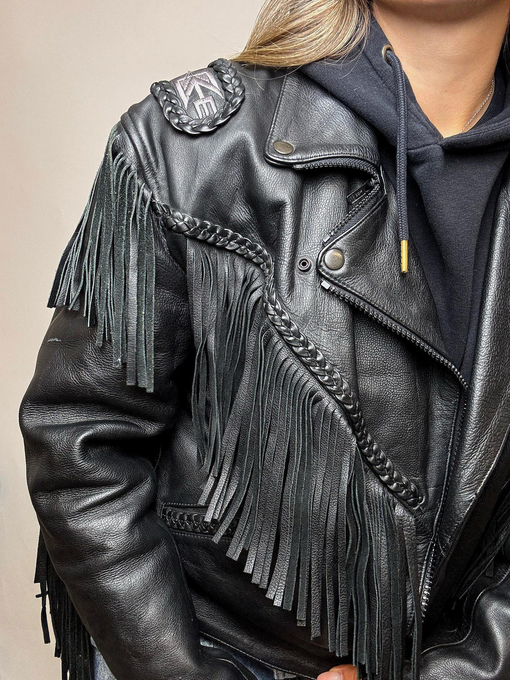 Vintage Bikerjacke aus schwarzem Leder mit Fransen, Größe M/L