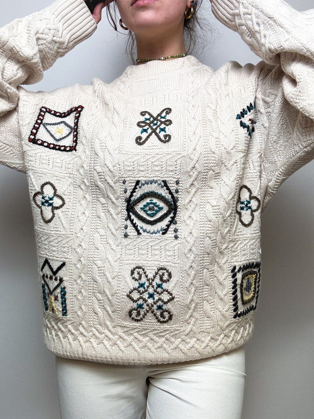 Paket 3 – Gemusterter weißer Strickpullover + Vintage-Weste M/L