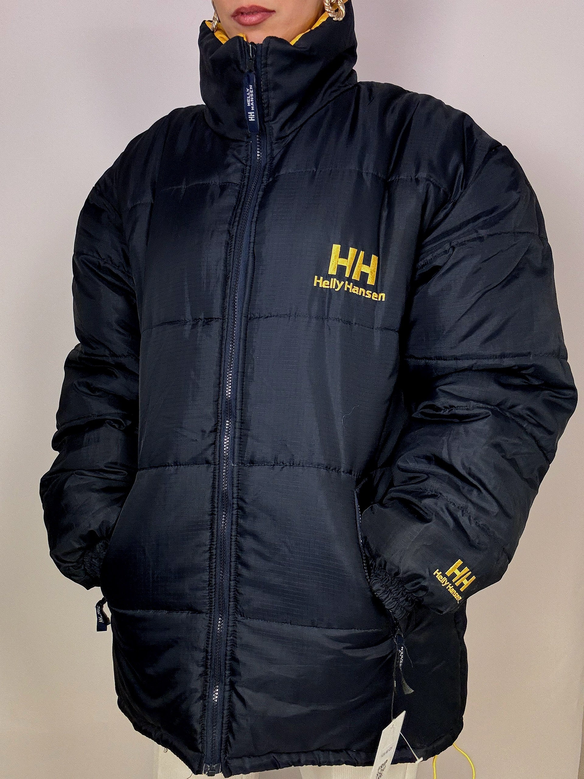 Dunkelblaue und gelbe Wende-Daunenjacke von Helly Hansen fripsquare