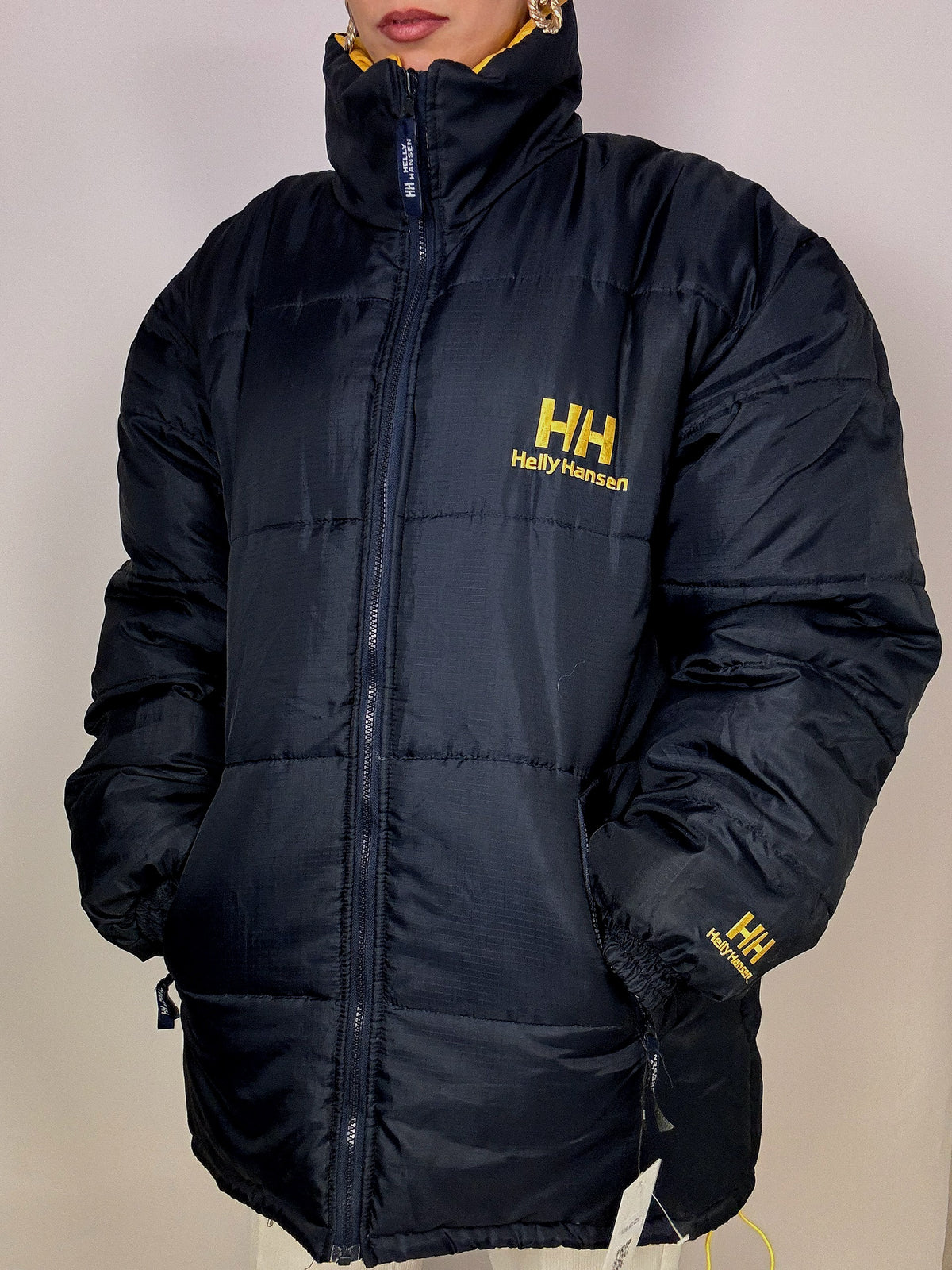 Dunkelblaue und gelbe Wende-Daunenjacke von Helly Hansen