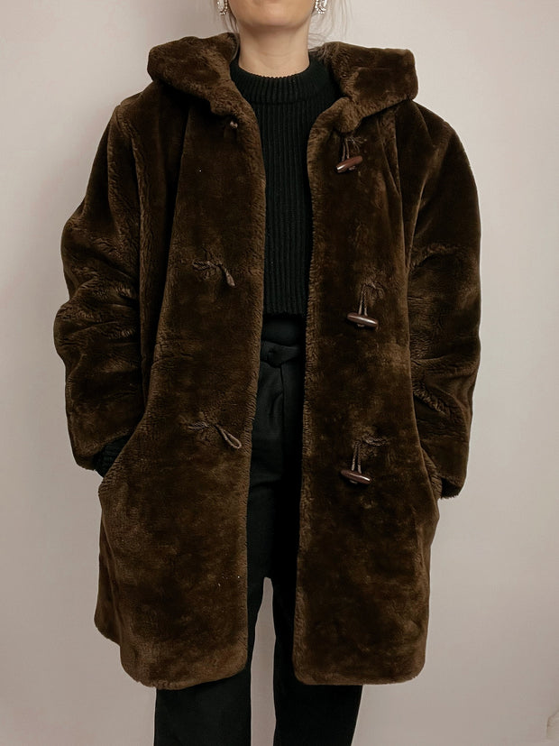 Manteau en fausse fourrure avec capuche brune foncée