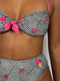 Maillot de bain deux pièce motif noire et blanc avec fleure rose