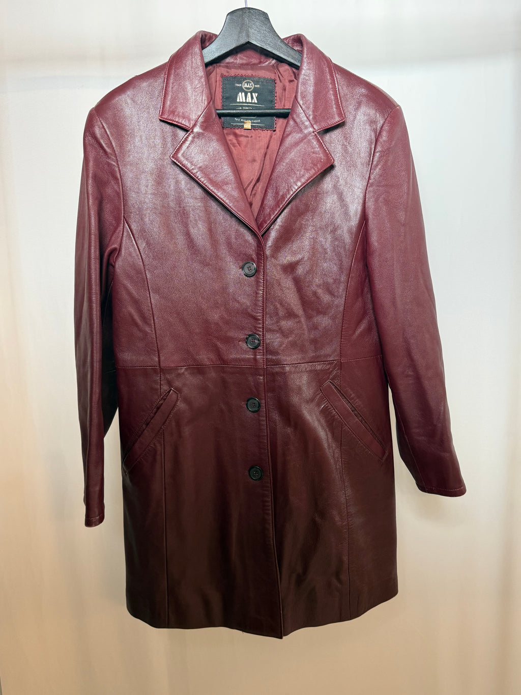 Dunkelroter Ledertrenchcoat L live
