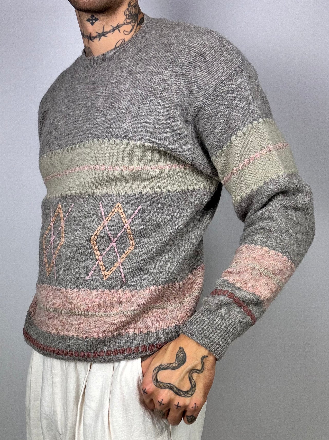 Pull en maille à motifs gris, vert & rose