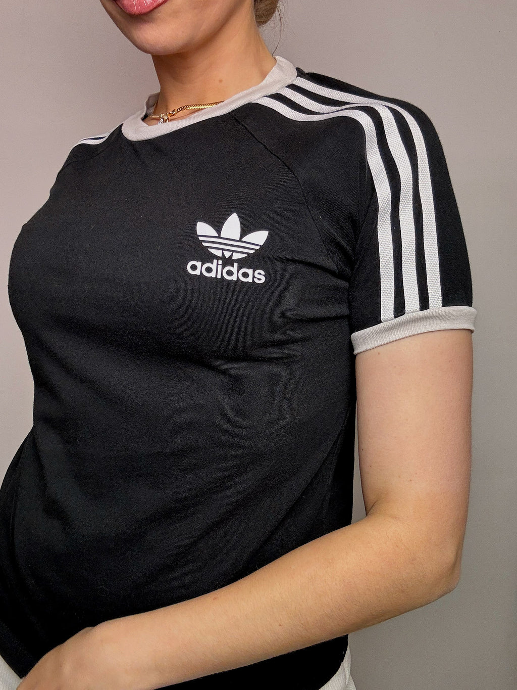 ADIDAS S Vintage schwarzes T-Shirt