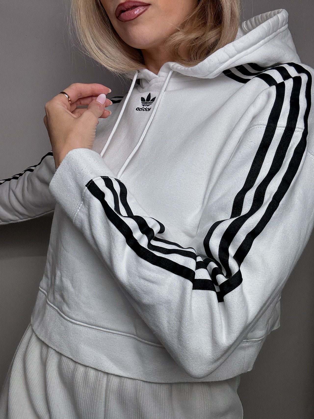 ADIDAS S vintage white cropped sweatshirt