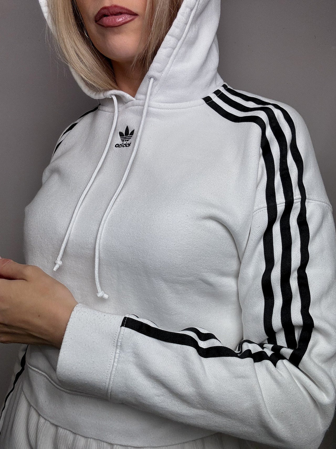 ADIDAS S vintage white cropped sweatshirt