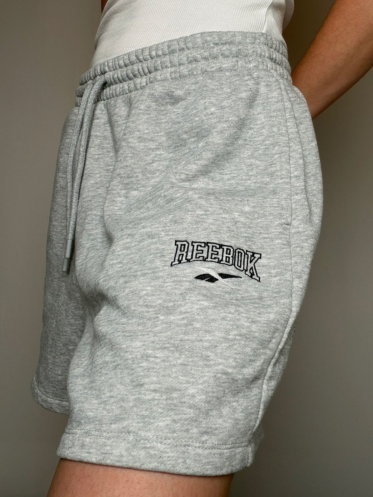 Short de sport gris Reebok L vintage