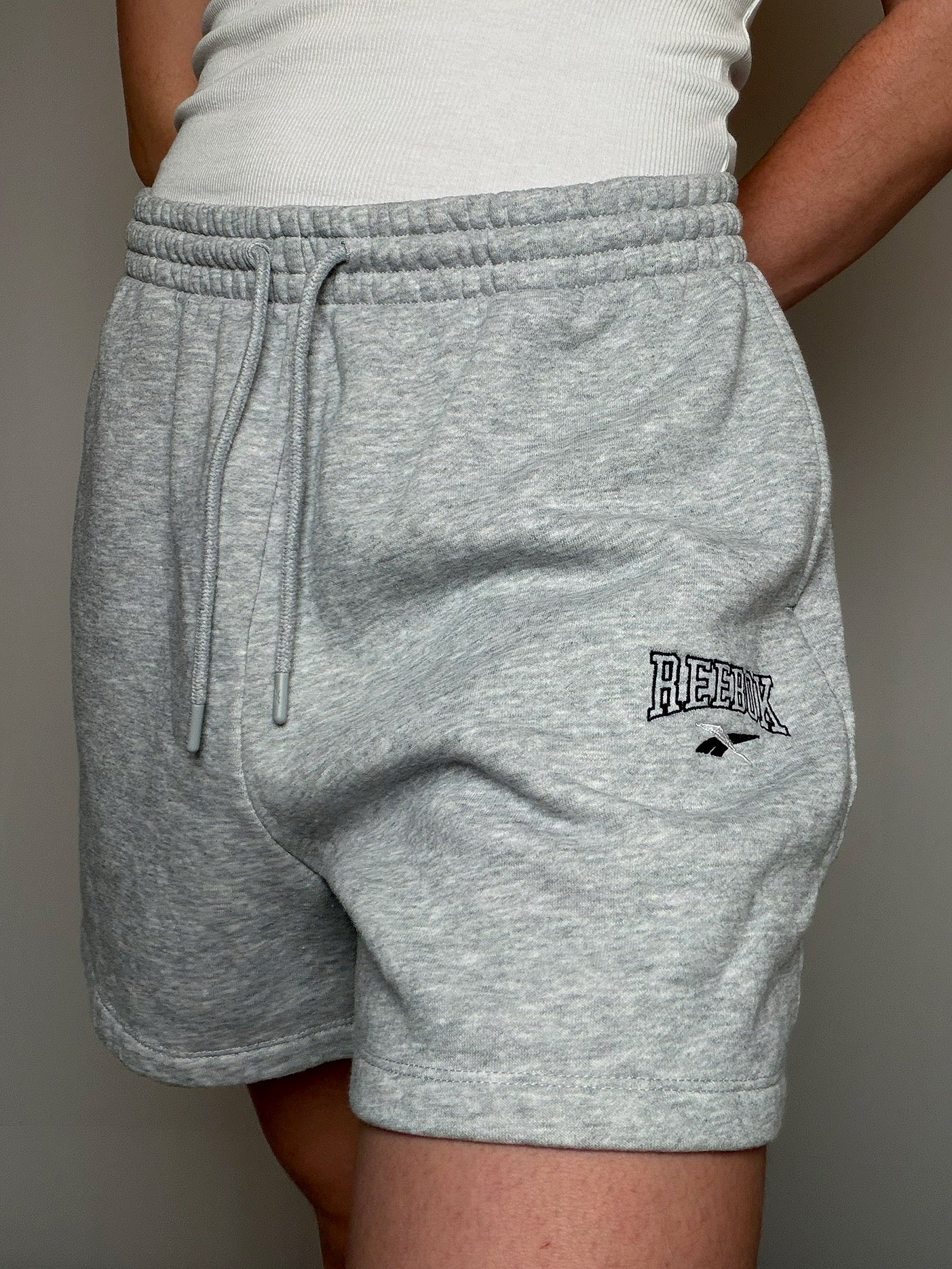 Short de sport gris Reebok L vintage