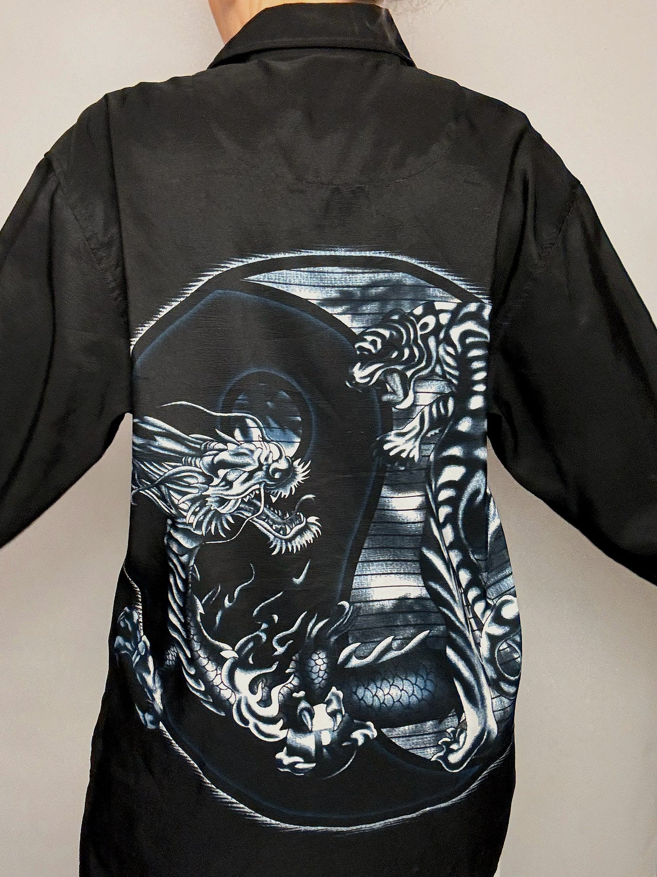 Vintage L/XL schwarzes Drachenflüssigkeitshemd