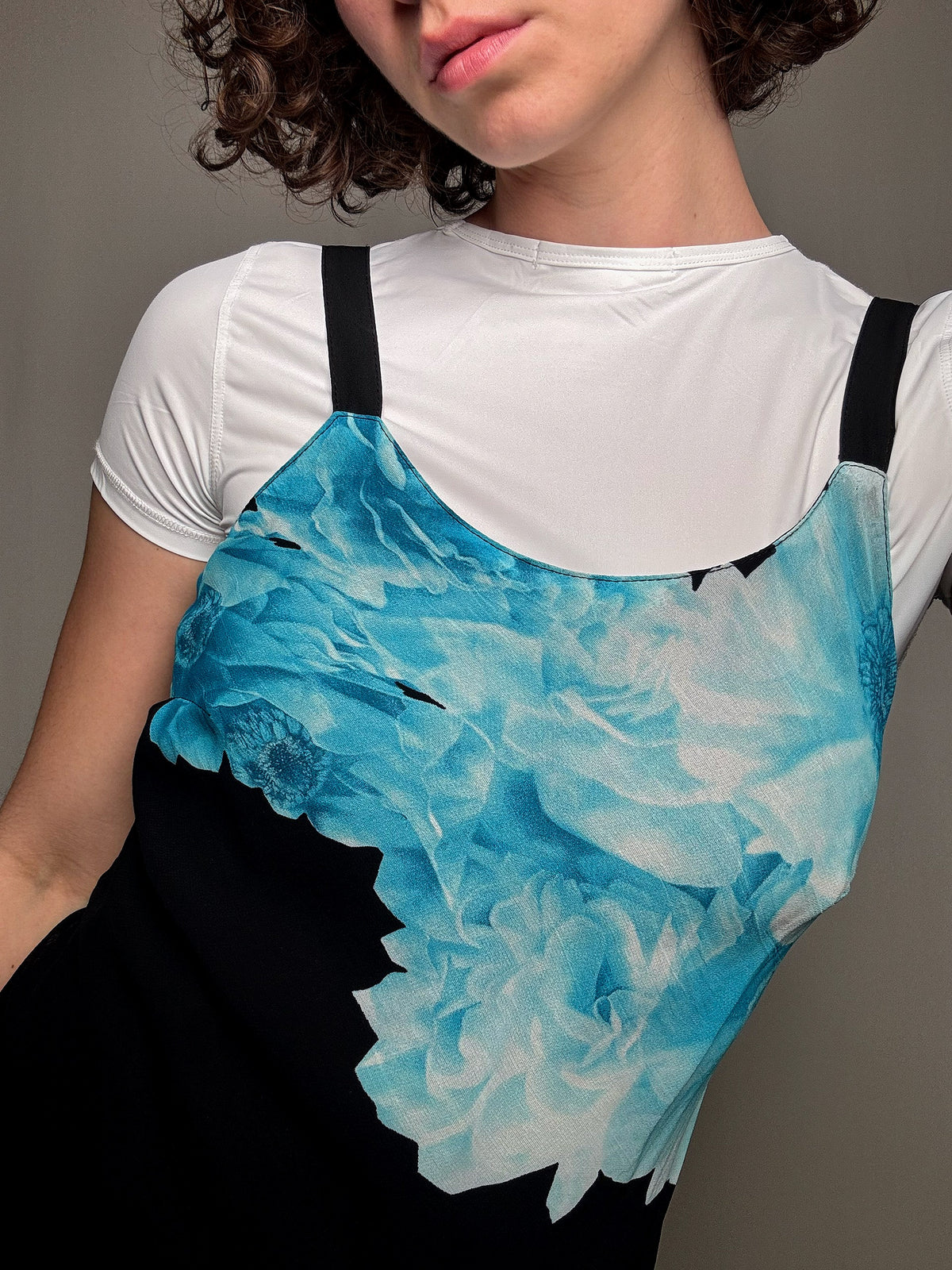Robe noire avec fleurs bleues M vintage