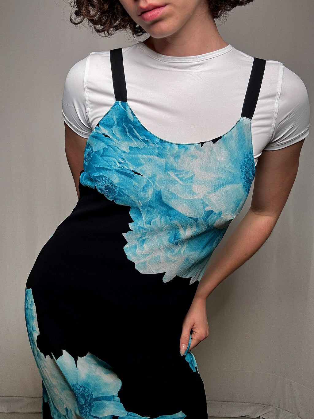 Robe noire avec fleurs bleues M vintage
