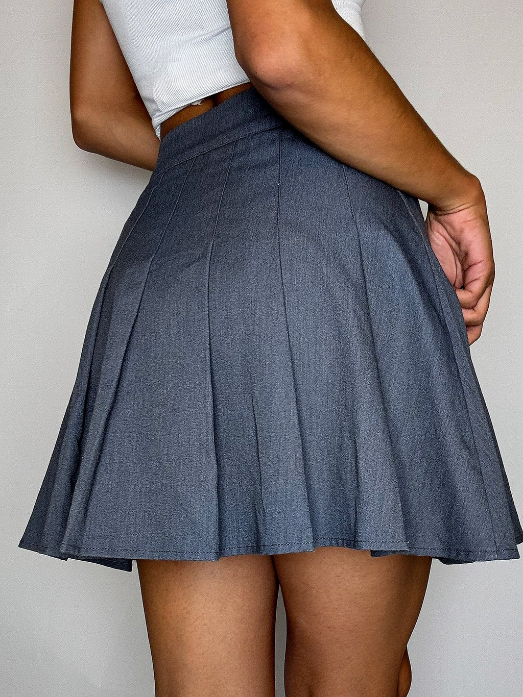 Vintage-grauer Faltenrock mit integrierten Shorts XS/S