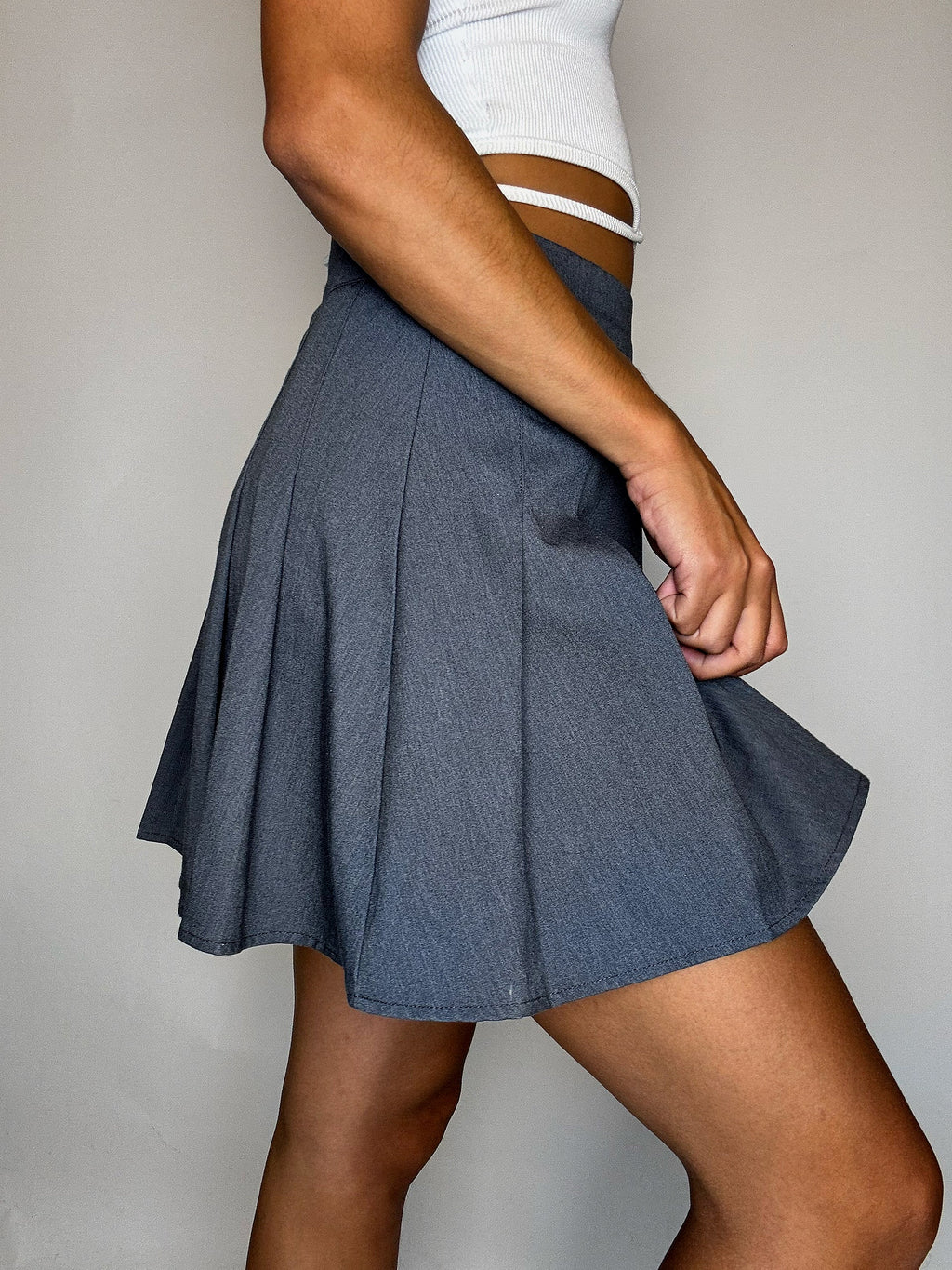 Vintage-grauer Faltenrock mit integrierten Shorts XS/S