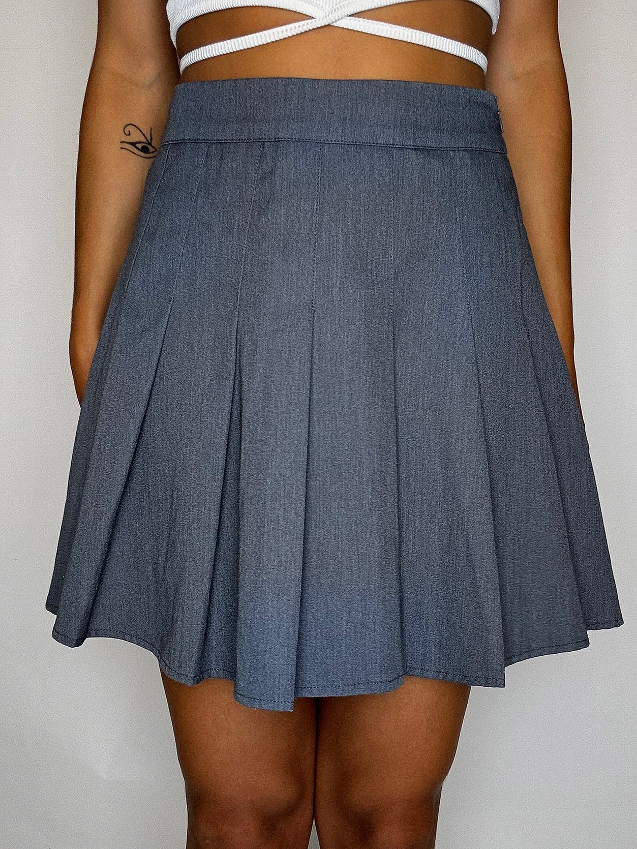 Vintage-grauer Faltenrock mit integrierten Shorts XS/S