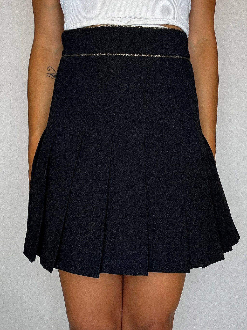 Jupe plissée noir à liseré doré S/M vintage