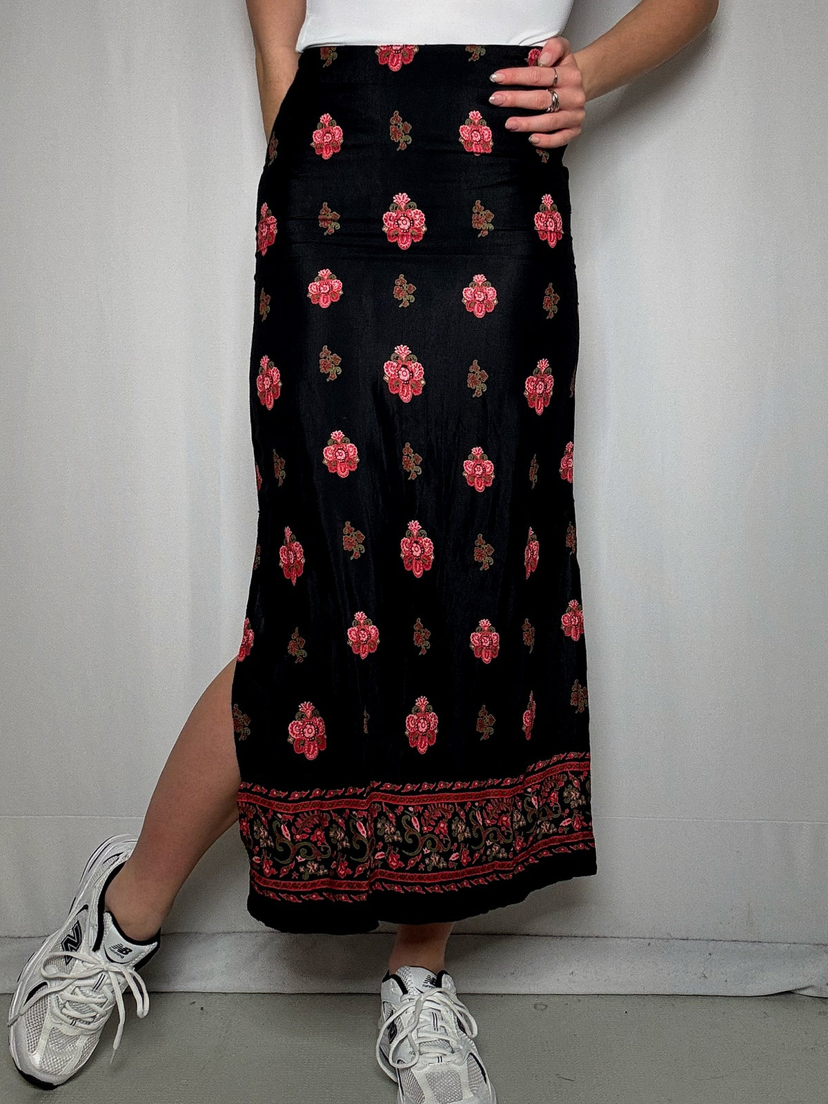 Jupe longue noire avec fleurs XS vintage