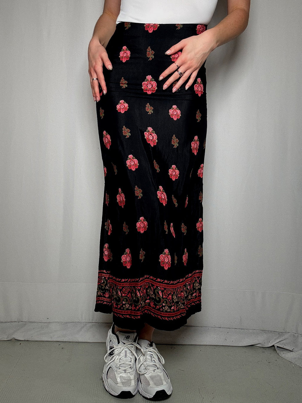Jupe longue noire avec fleurs XS vintage