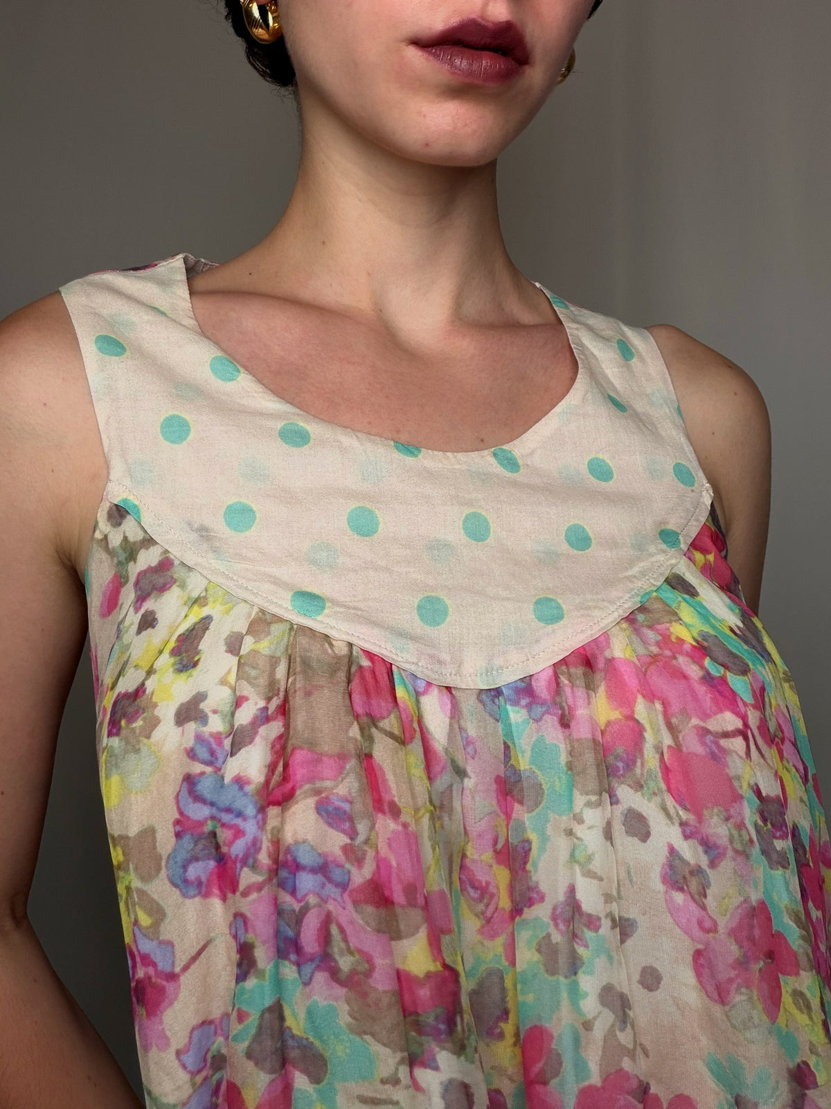 Top multicolore en soie avec volant M vintage