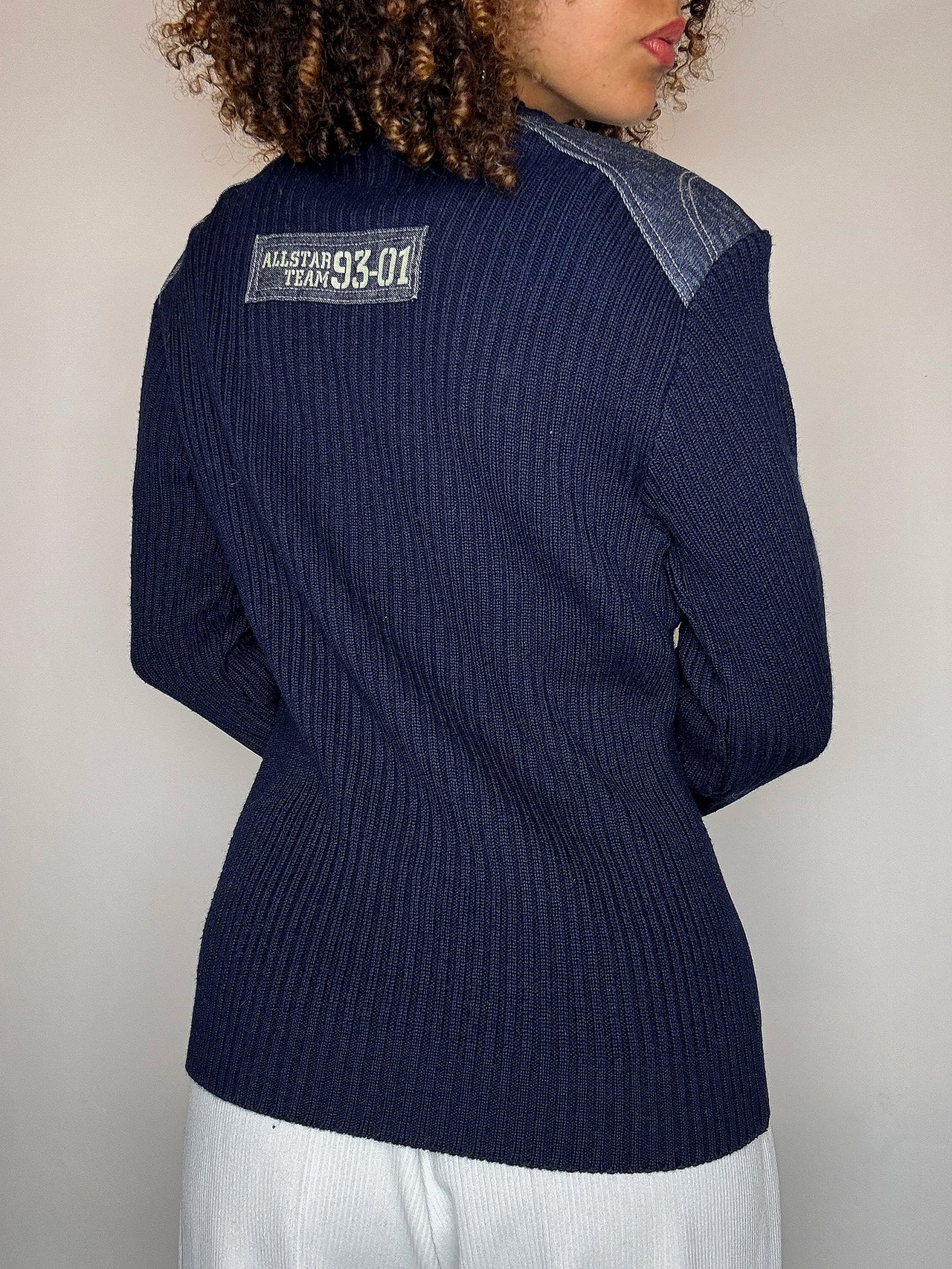 Pull en maille marine avec détails M vintage