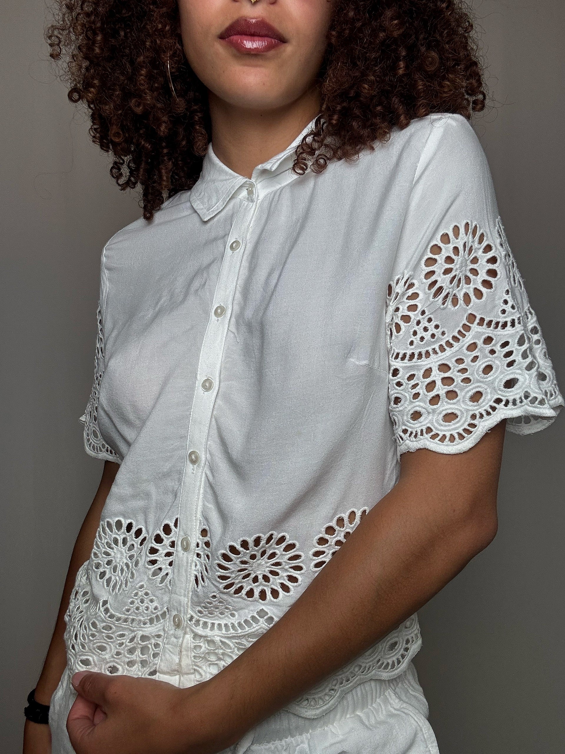 Chemise avec broderies blanche S vintage