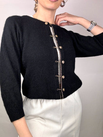 Cardigan noir avec boutonnière bijoux dorée CAROLL S vintage