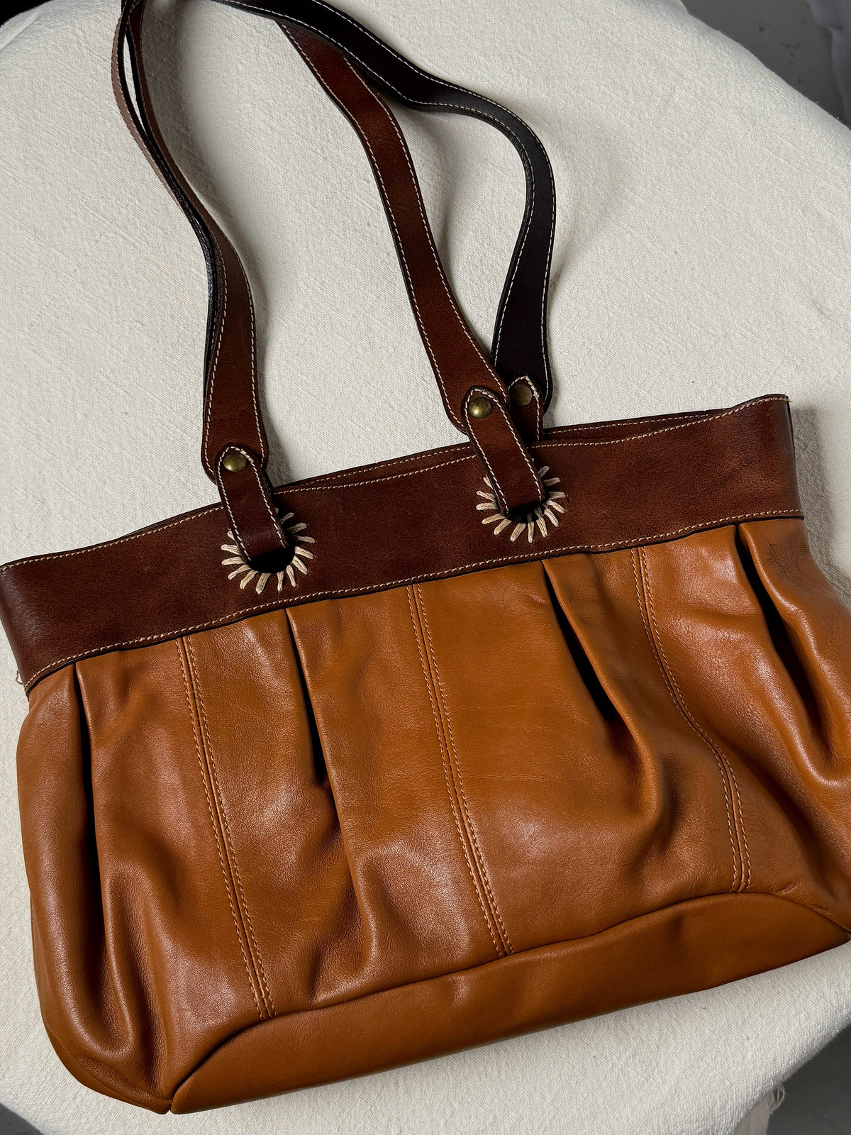 Two-tone camel bag with details