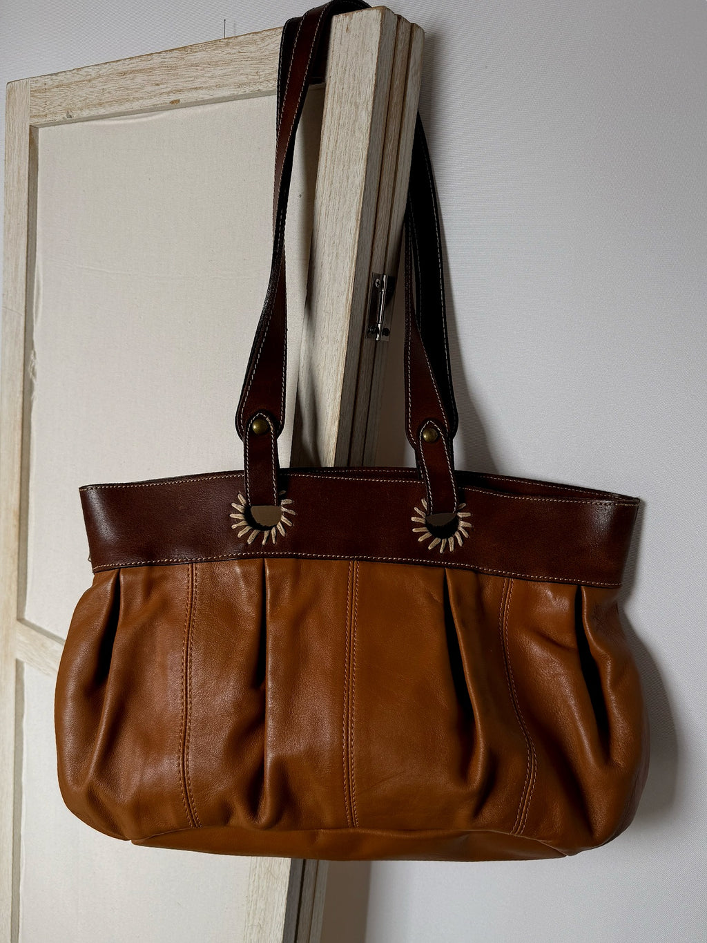 Two-tone camel bag with details