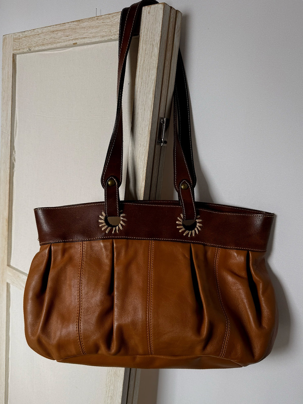 Two-tone camel bag with details