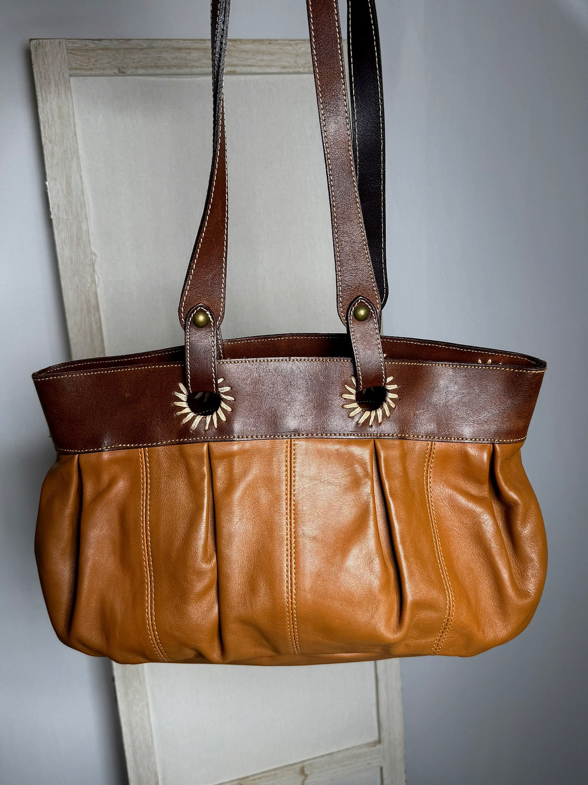 Two-tone camel bag with details
