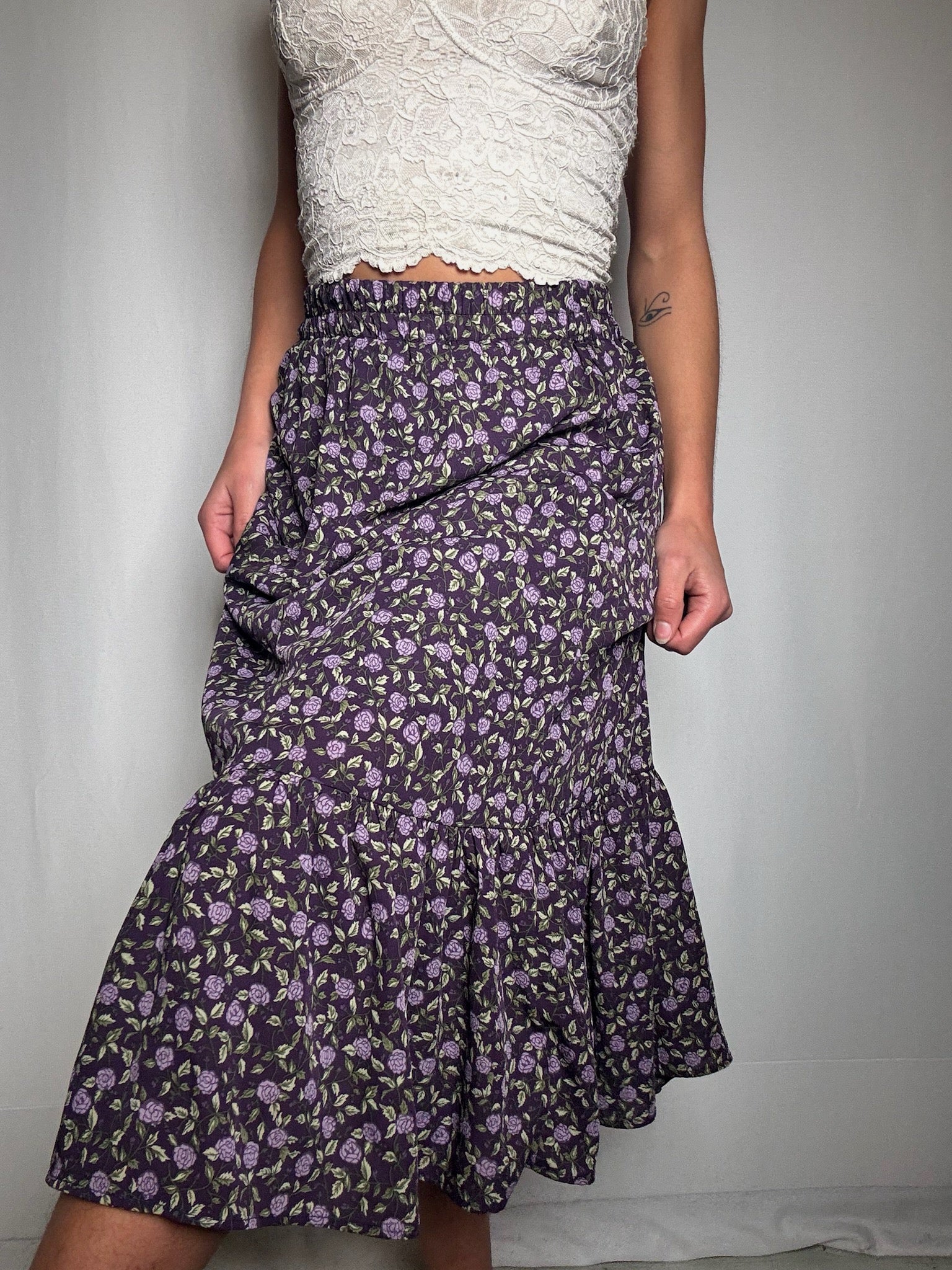 Jupe à fleurs et à volant violet S vintage