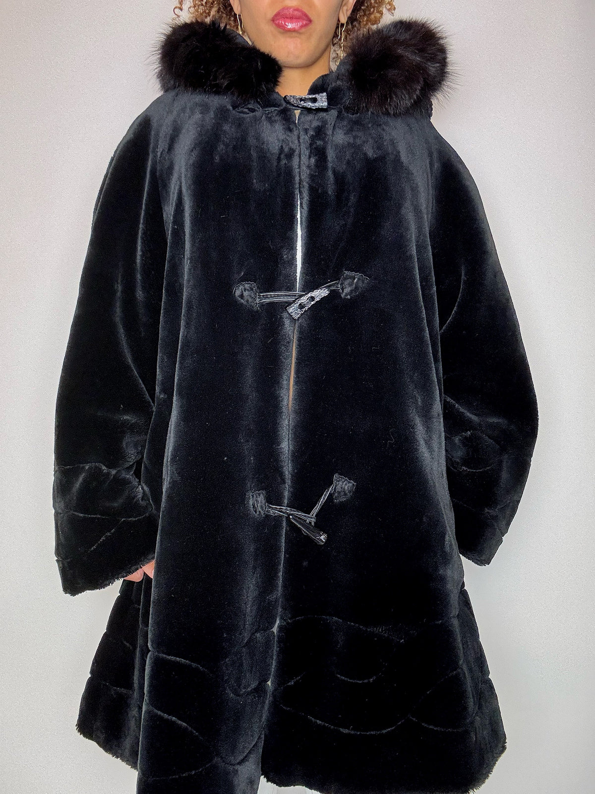Vintage schwarze Kunstpelzjacke mit Kapuze, Größe L