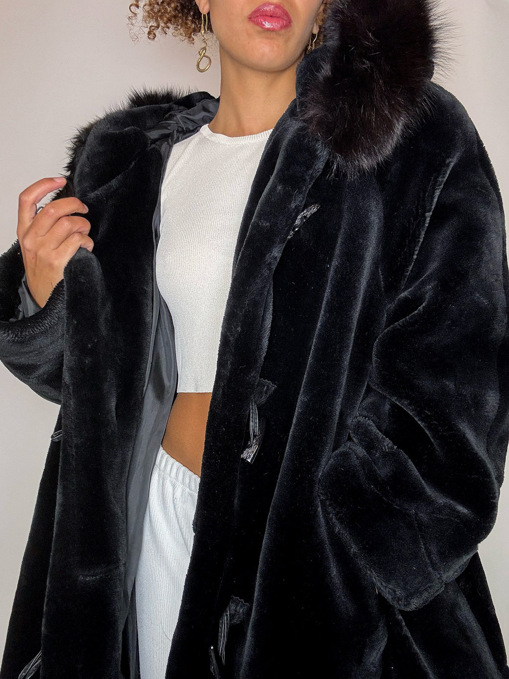Vintage schwarze Kunstpelzjacke mit Kapuze, Größe L