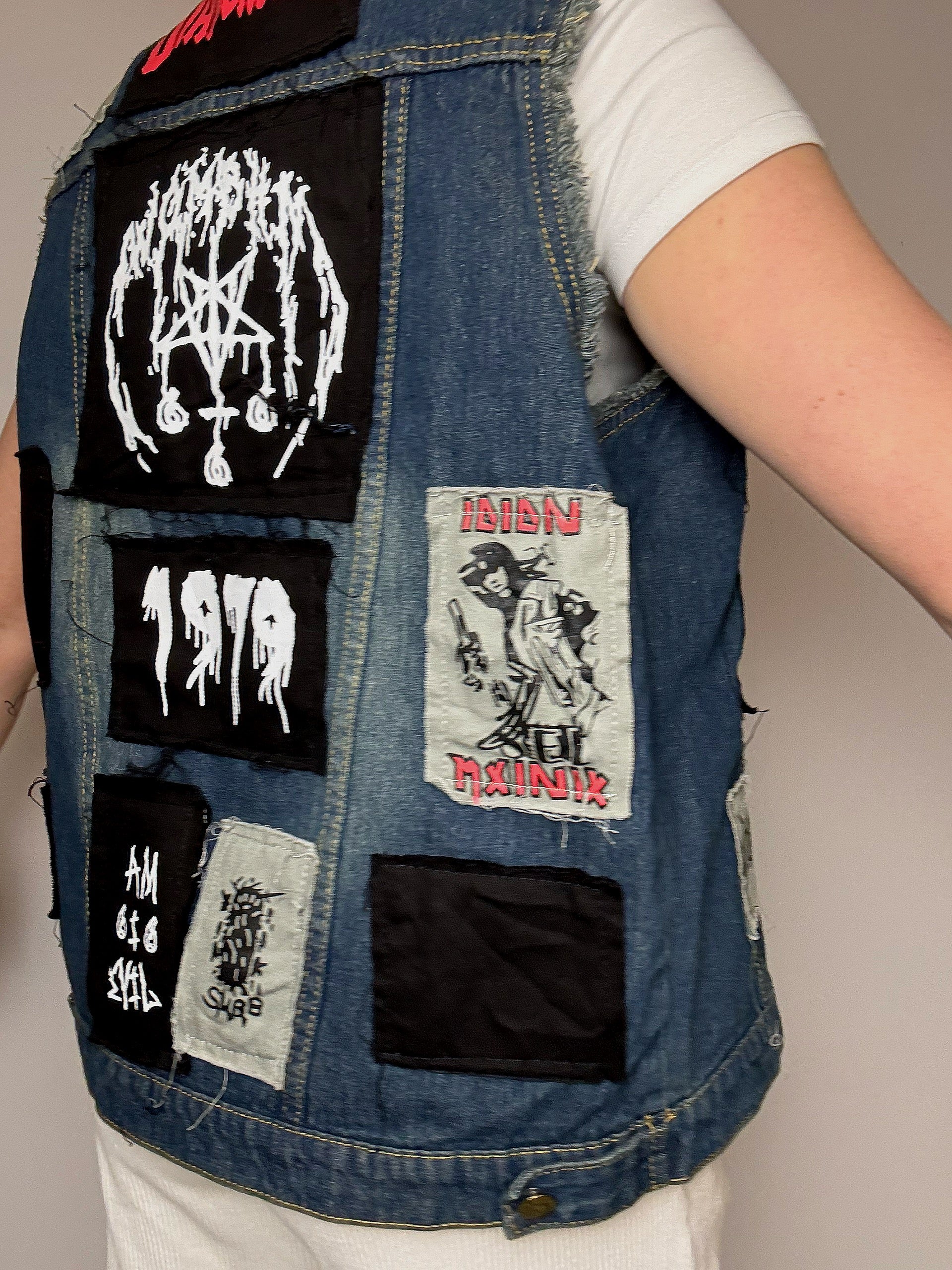 Vintage-Jeansjacke mit Aufnähern, Größe L