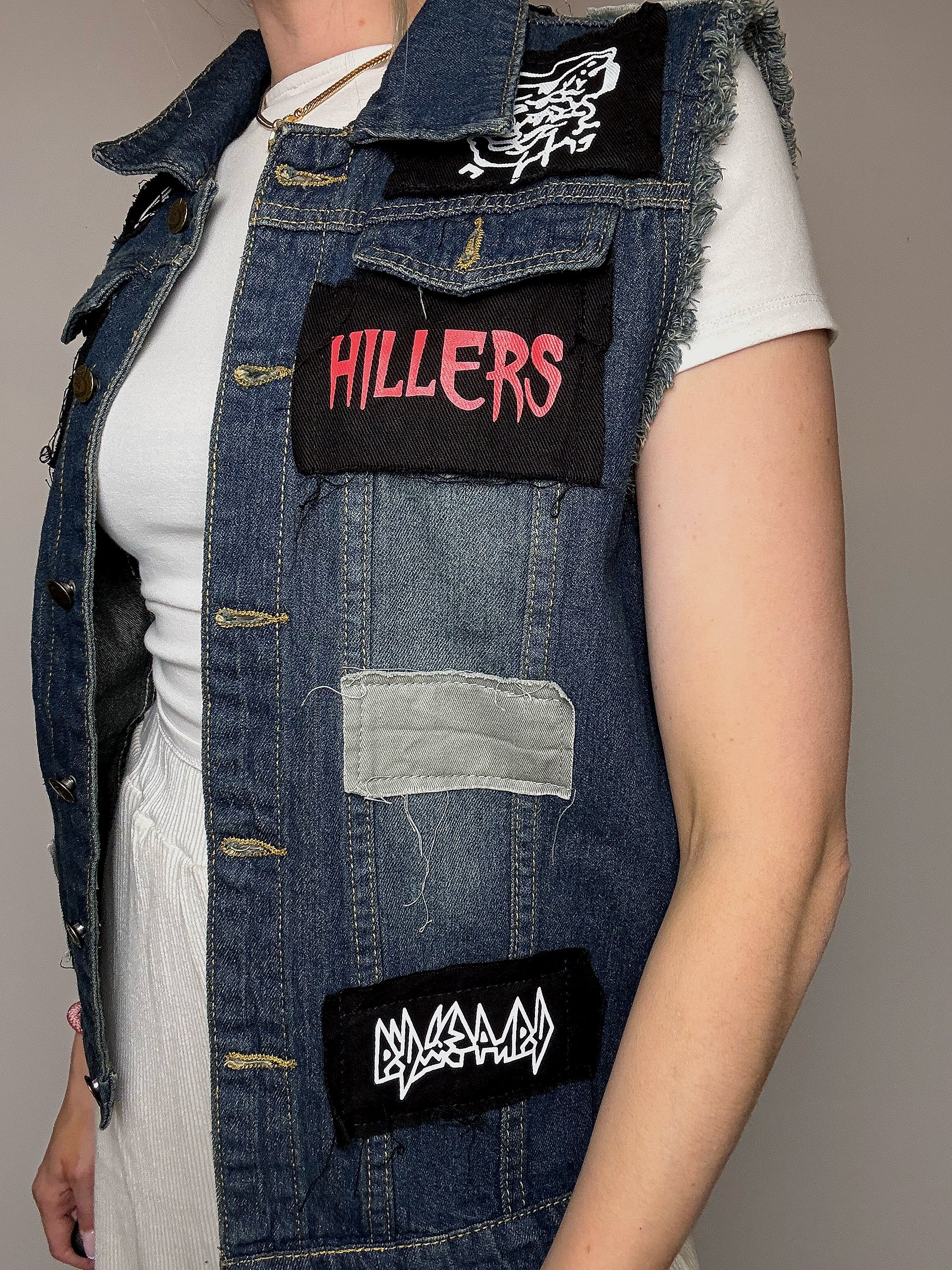 Vintage-Jeansjacke mit Aufnähern, Größe L