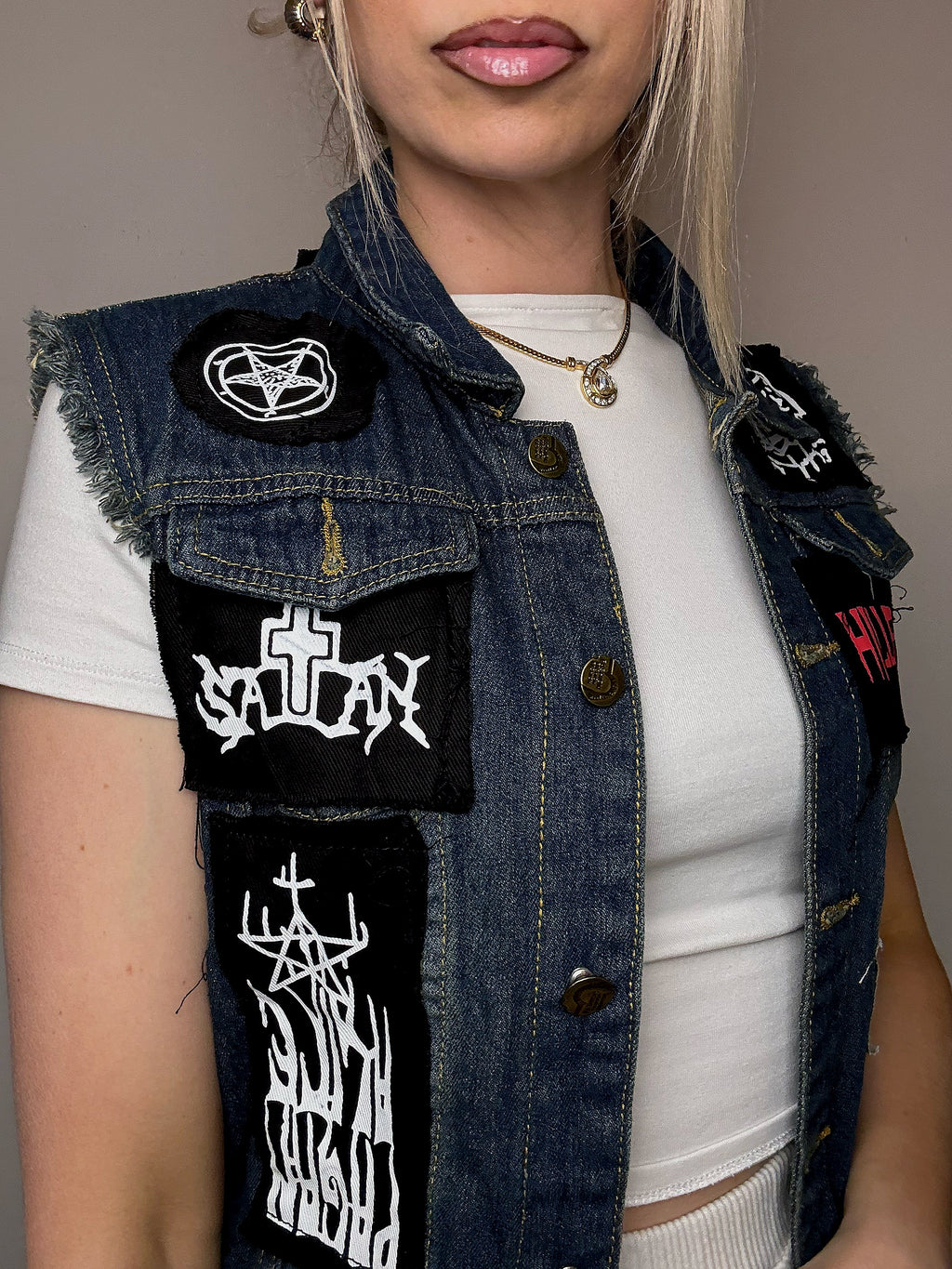 Vintage-Jeansjacke mit Aufnähern, Größe L