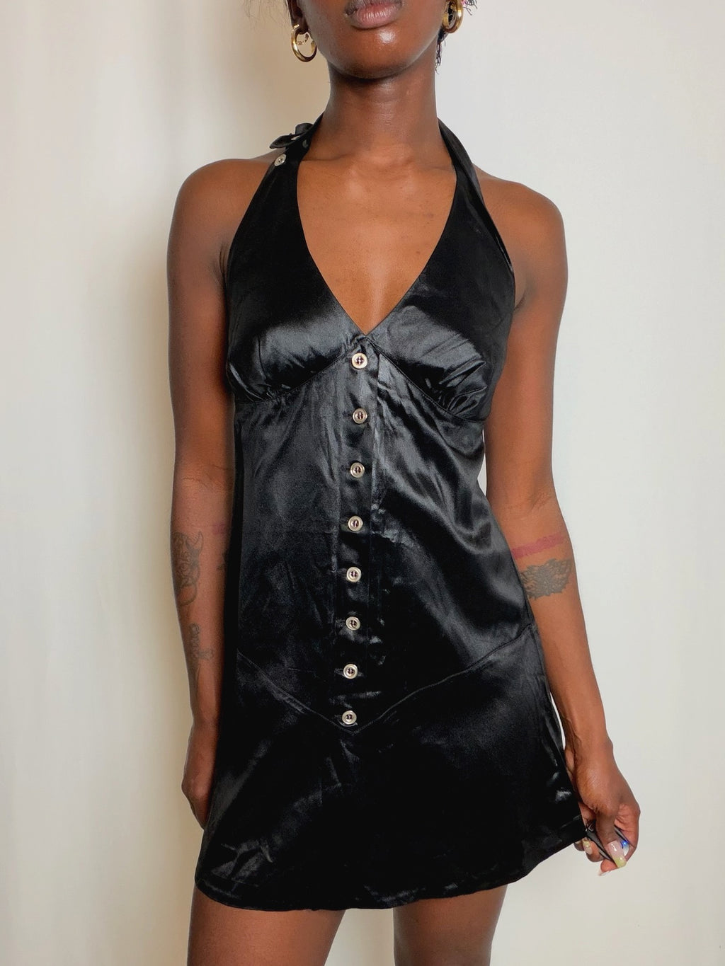 Robe noire brillante à boutons S vintage