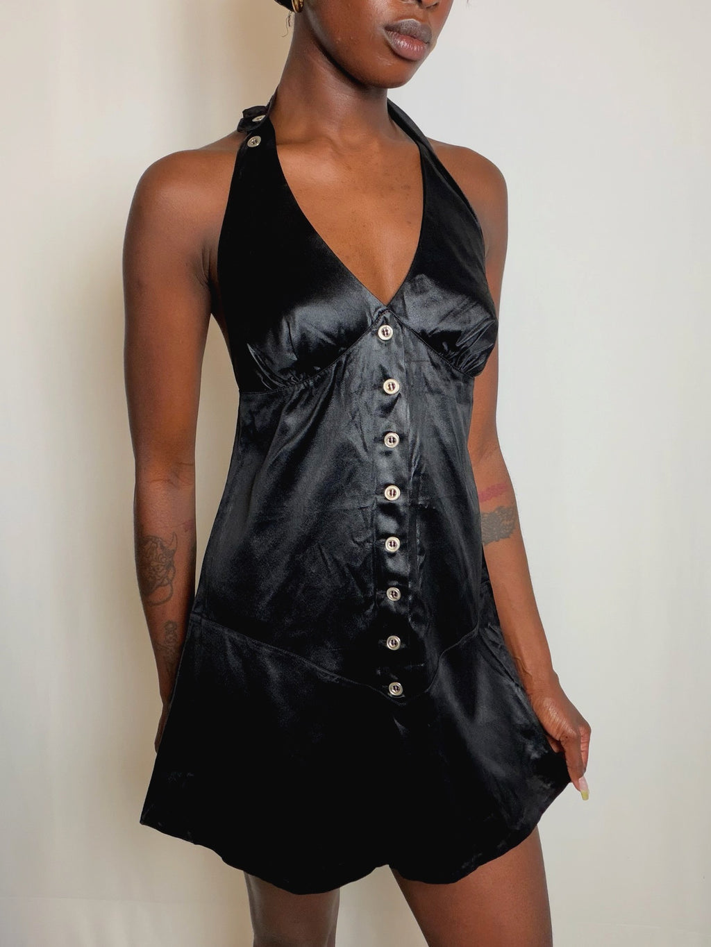 Robe noire brillante à boutons S vintage