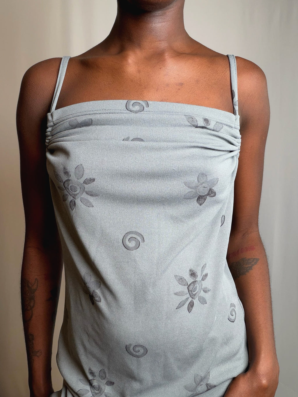 Robe en mesh grise a fleurs M vintage