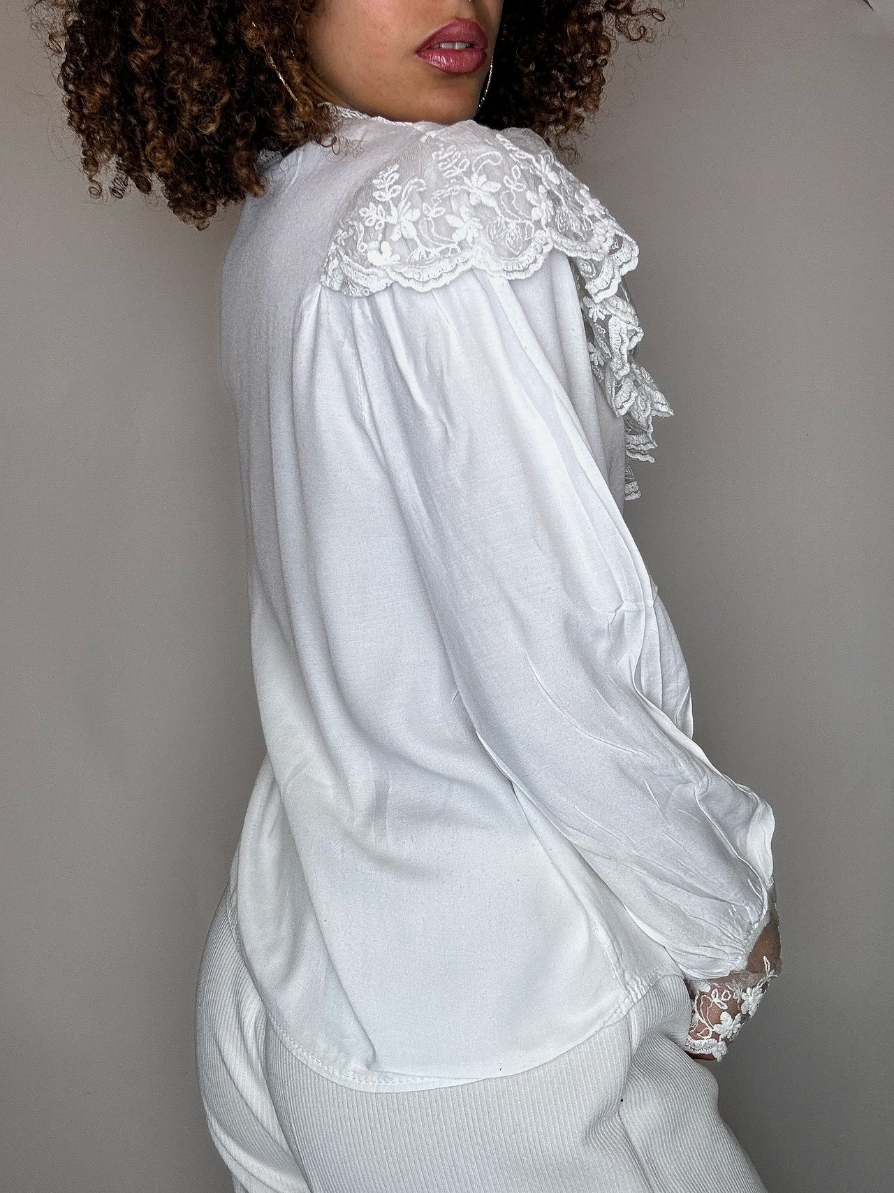 Chemise blanche à col et manches dentelles S/M vintage