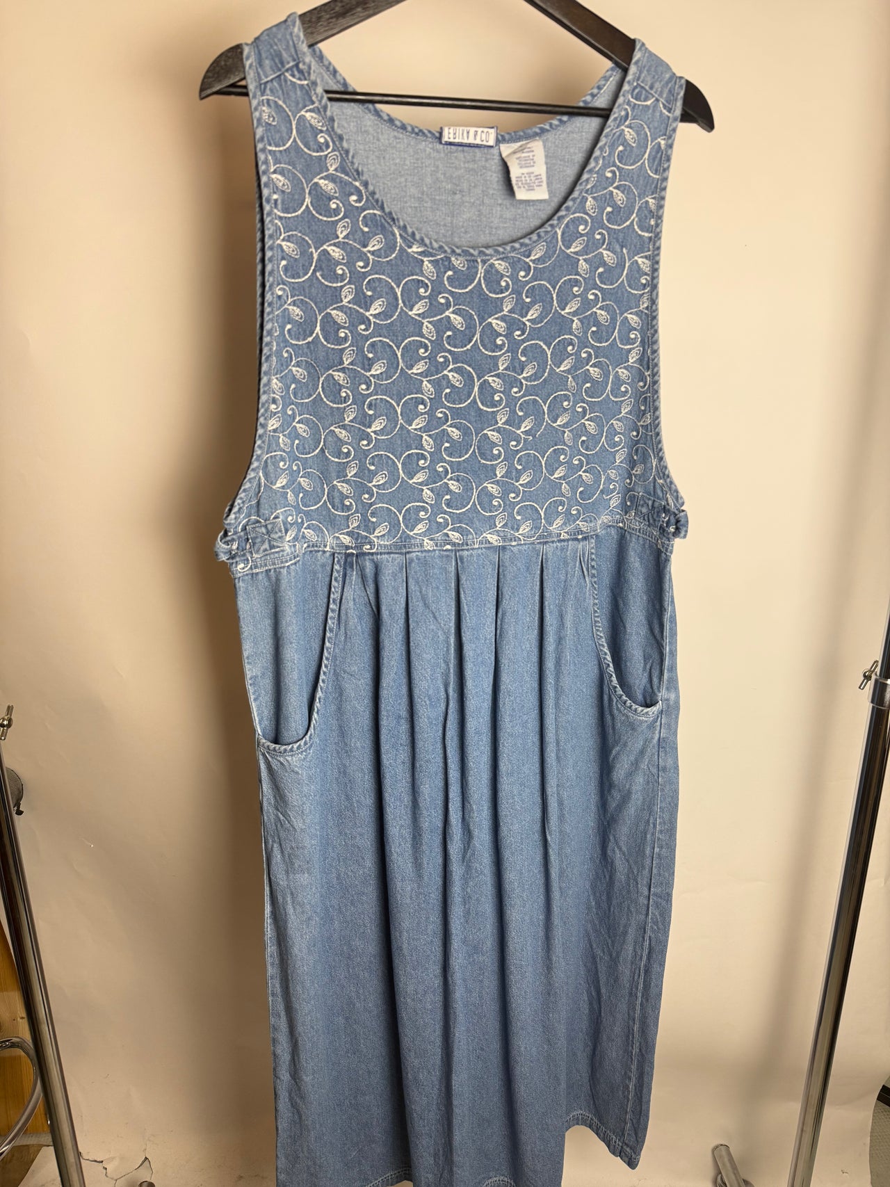 Robe en jean brodée XL braderie
