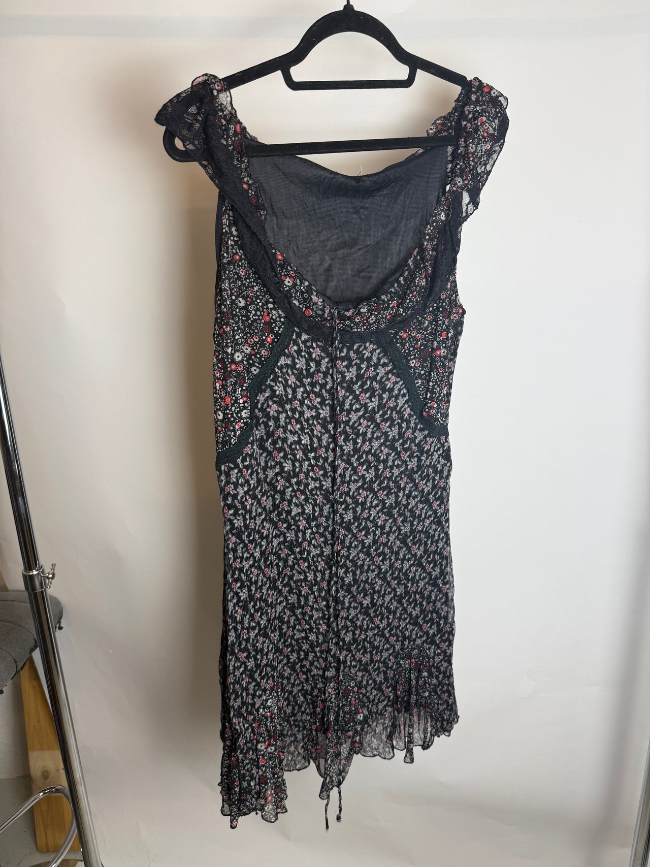 Robe noire à fleurs M braderie