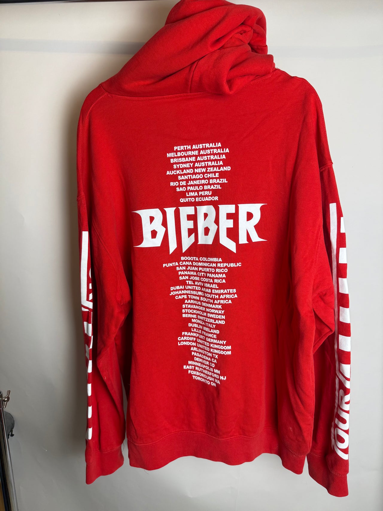 Sweat à capuche rouge XXL Bieber tour braderie