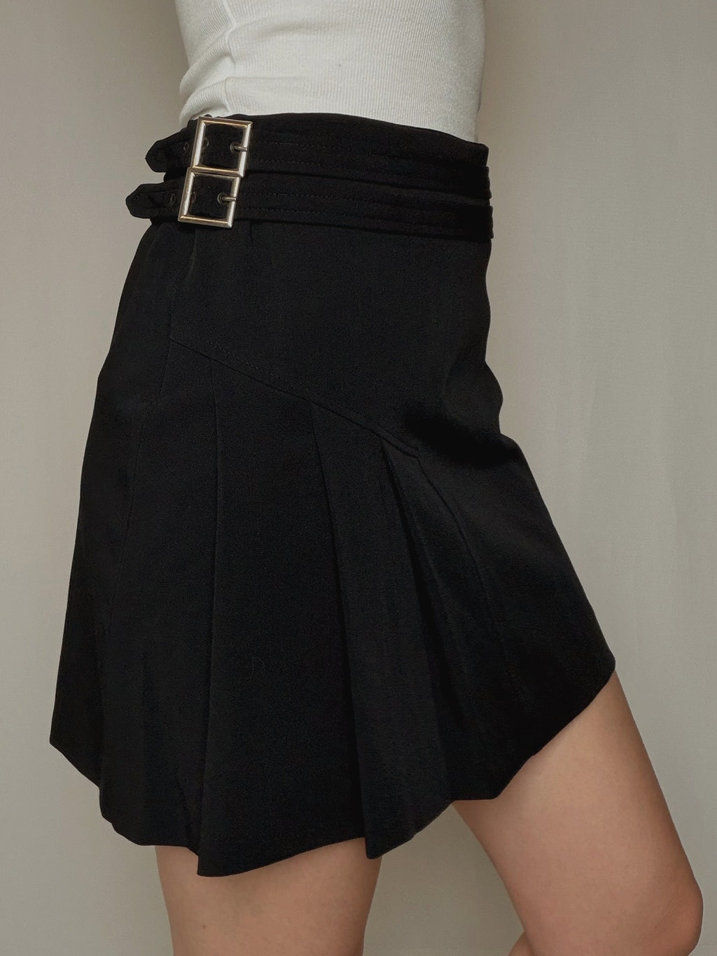 Jupe plissée noire avec boucle M vintage