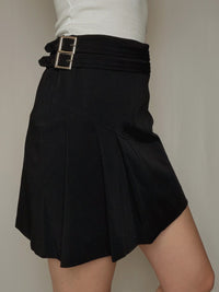 Jupe plissée noire avec boucle M vintage