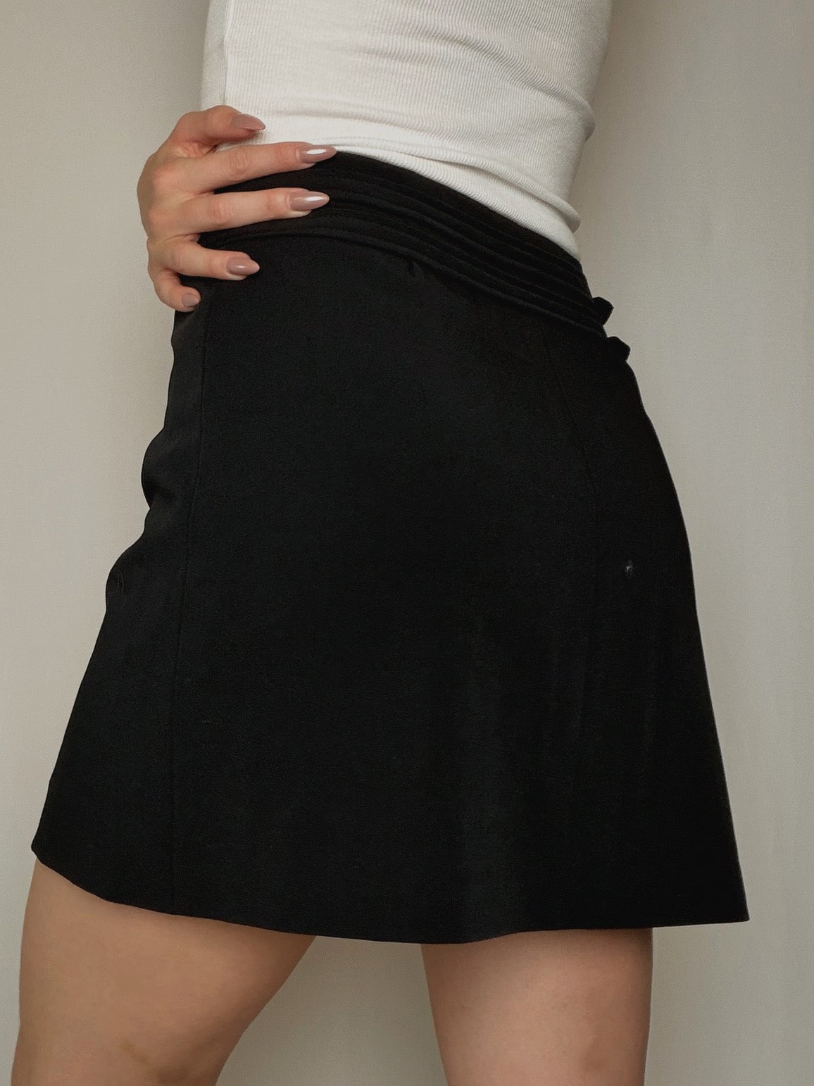 Jupe plissée noire avec boucle M vintage