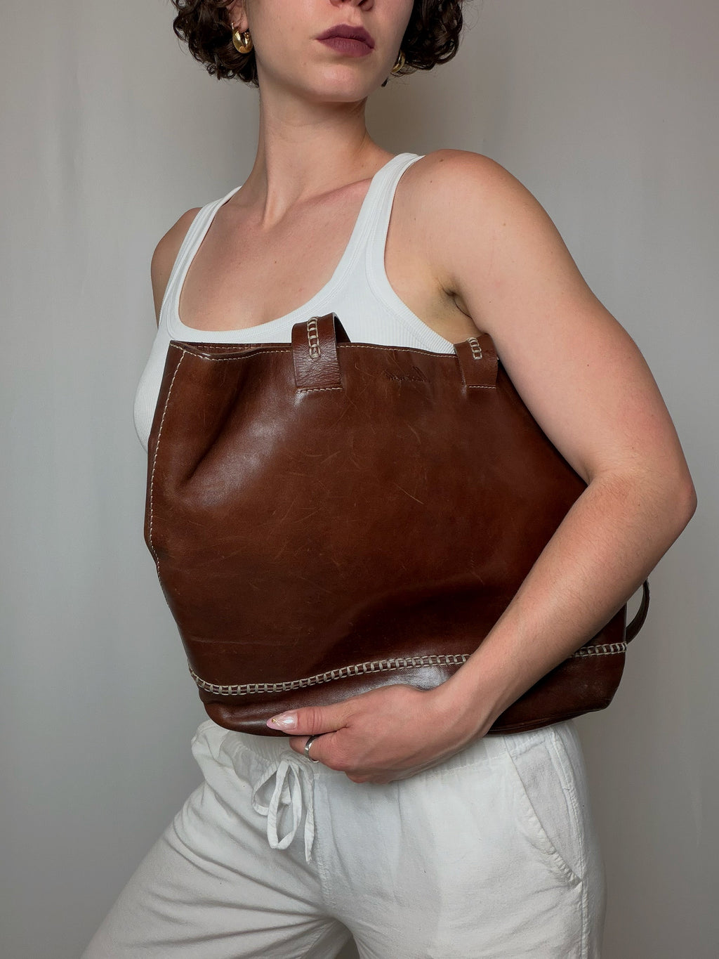 Sac seau brun en cuir avec surpiqures vintage