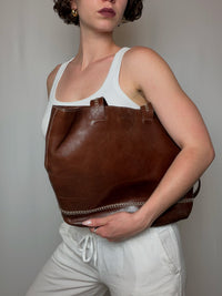 Sac seau brun en cuir avec surpiqures vintage