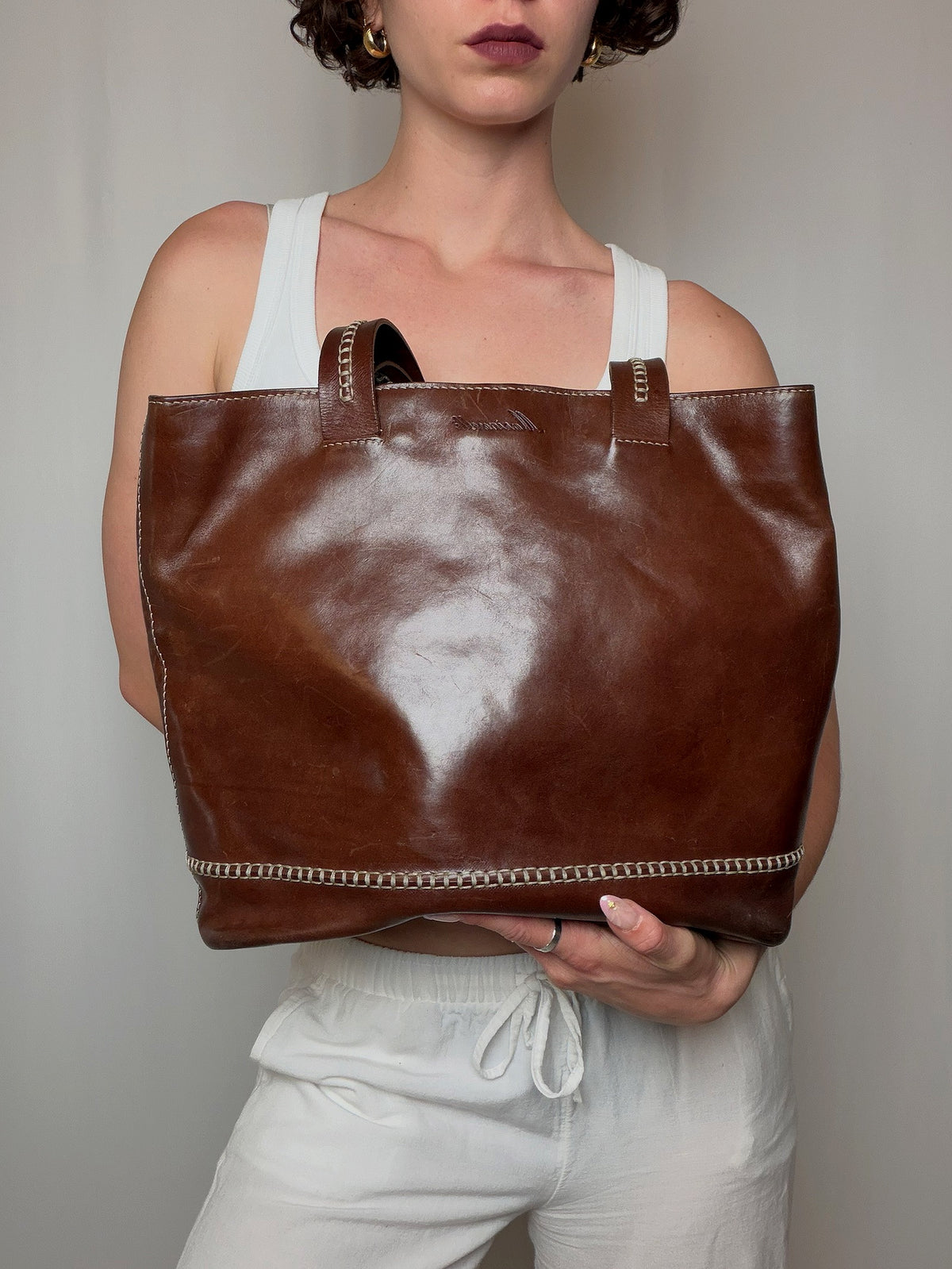 Sac seau brun en cuir avec surpiqures vintage